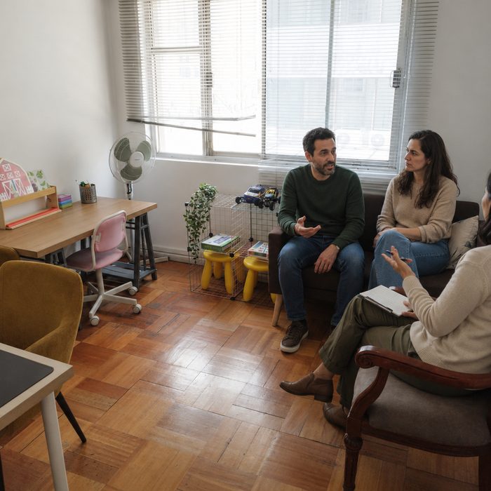 Sesión de terapia familiar en Juégatela Terapia
