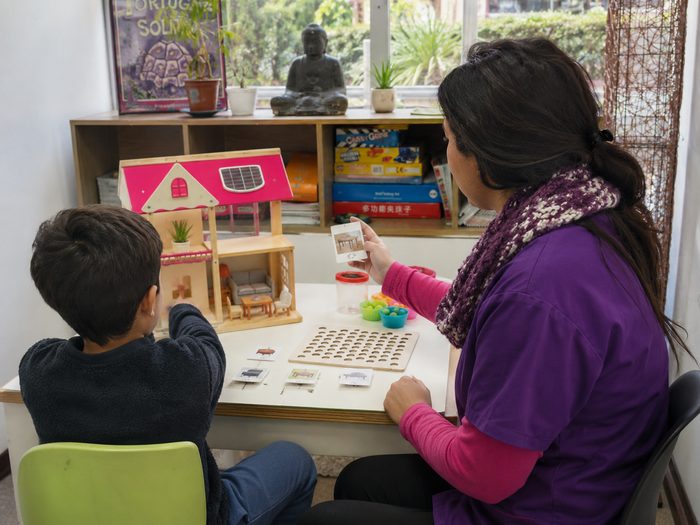 Sesión de terapia ocupacional con juego simbólico